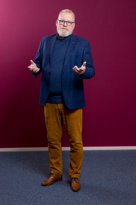 Afbeelding van Jan Posdijk met open handen voor 1-op-1 coaching.