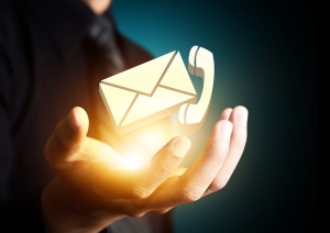 Afbeelding van hand met icoon van e-mail en telefoon t.b.v. contact.